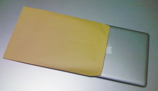 A4封筒に収まるMacBook Air